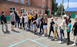 Сегодня в школе прошла весёлая игра «По станциям». Воспитанники школьного лагеря соревновались и находили коллективное решение.