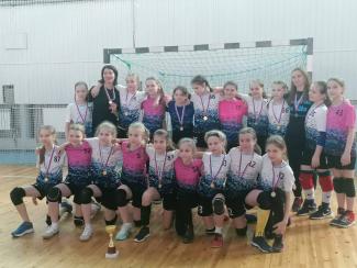 Ученица 3Б класса Нырко Екатерина в составе команды заняла 1 место в первенстве по гандболу среди команд девочек. 