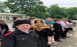 Казаки "Старо-Пашковского казачьего общества" провели принятие казачьей присяги учениками 6 "В" класса.