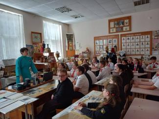 Руководитель школьного музея Иванова Людмила Викторовна провела для учащихся 4А и 4Б классов музейные уроки, посвященные подвигу наших земляков в годы Великой Отечественной войны.