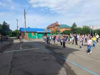 Каждый день в пришкольном лагере «Солнышко» начинается с веселой и музыкальной зарядки.